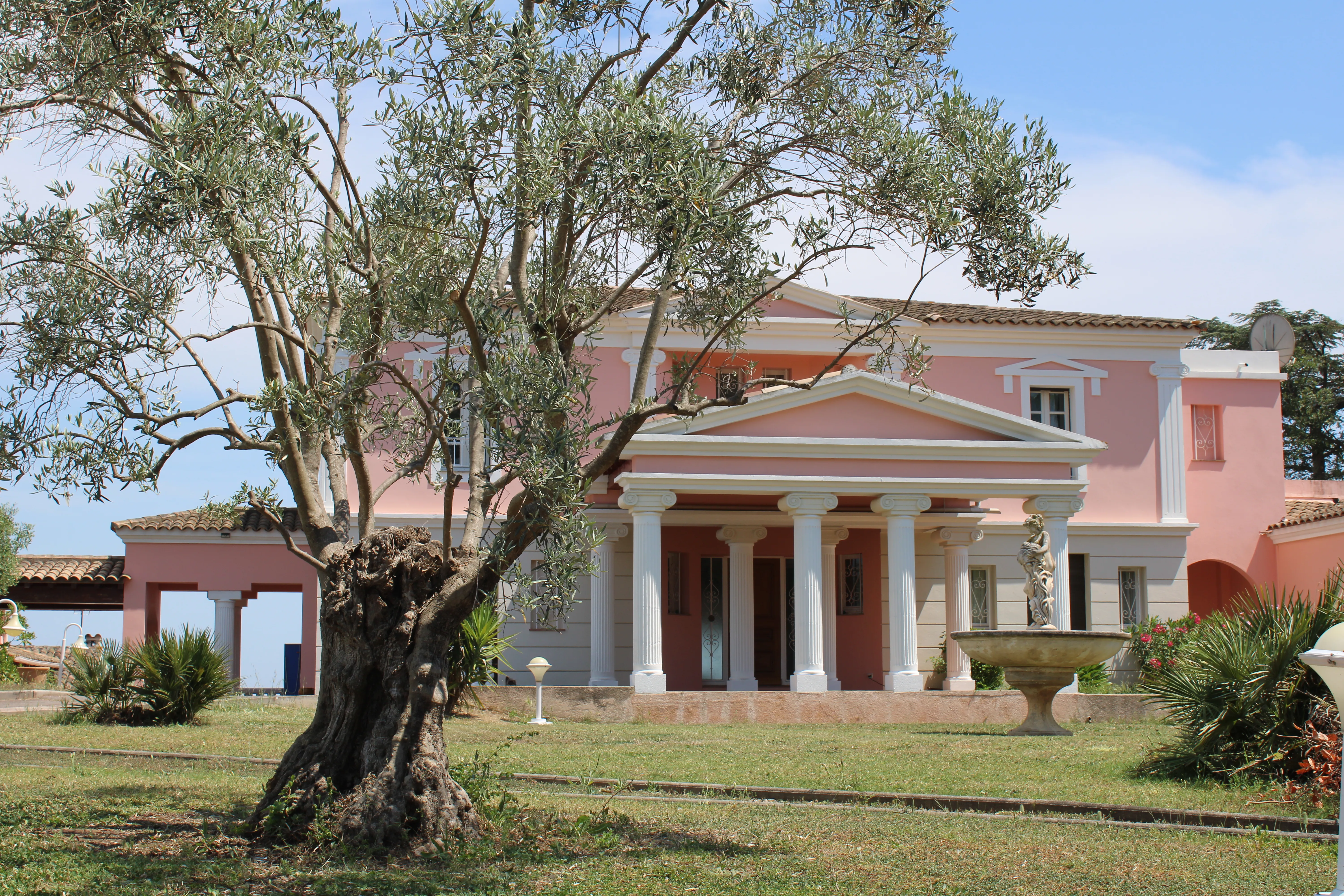 Façade d'entrée de la Villa Rosa