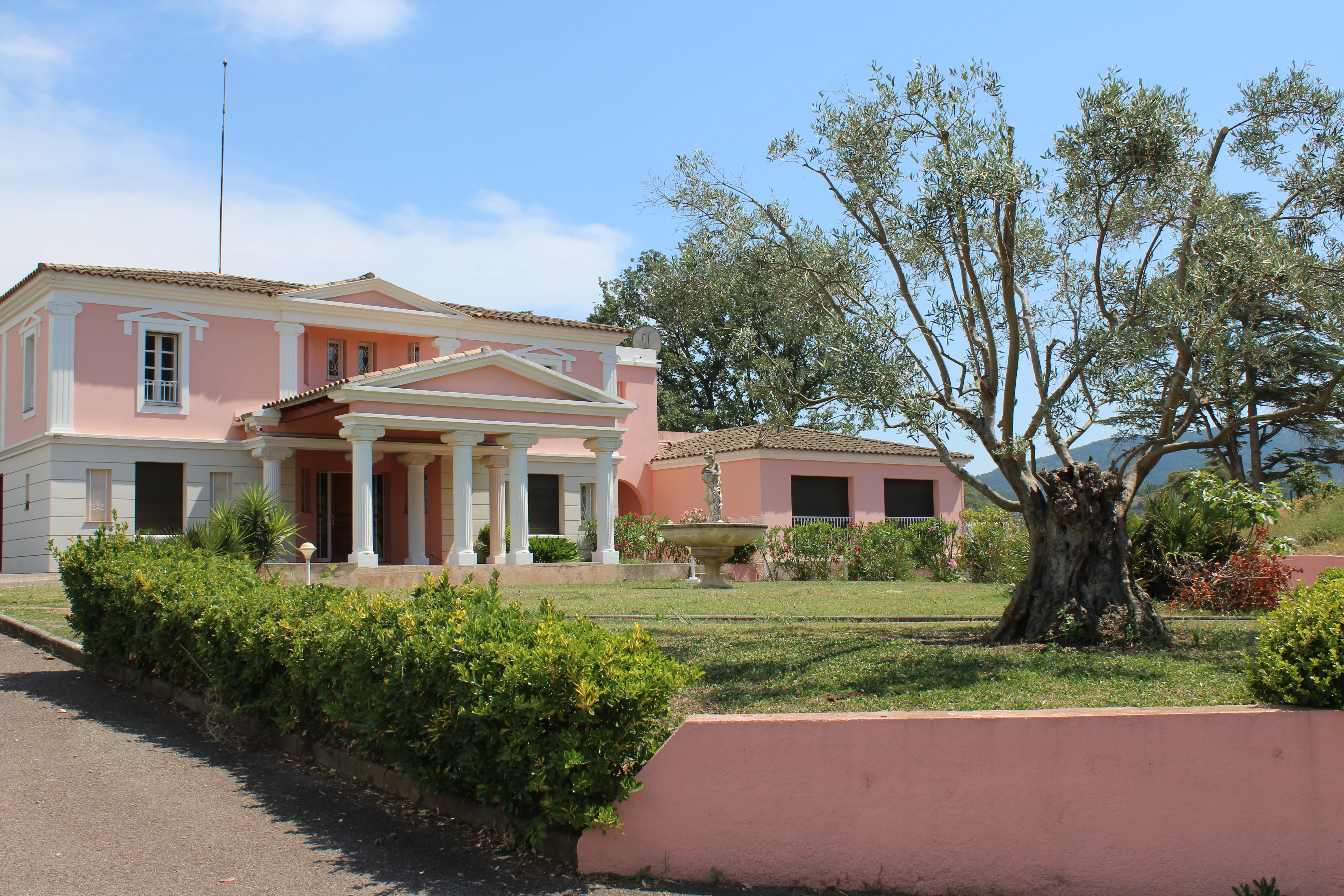 Façade d'entrée de la Villa Rosa
