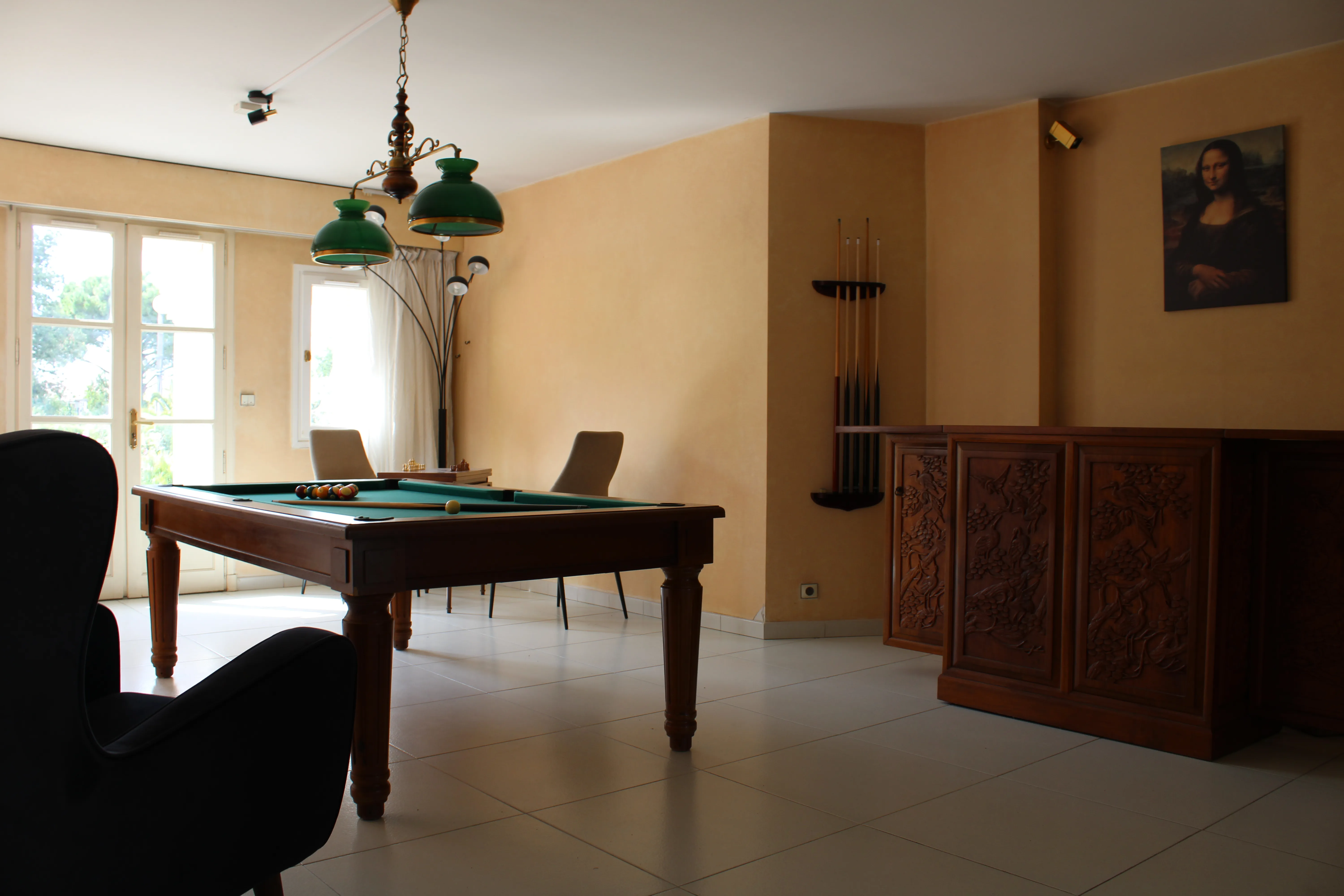 Billard et meuble bar