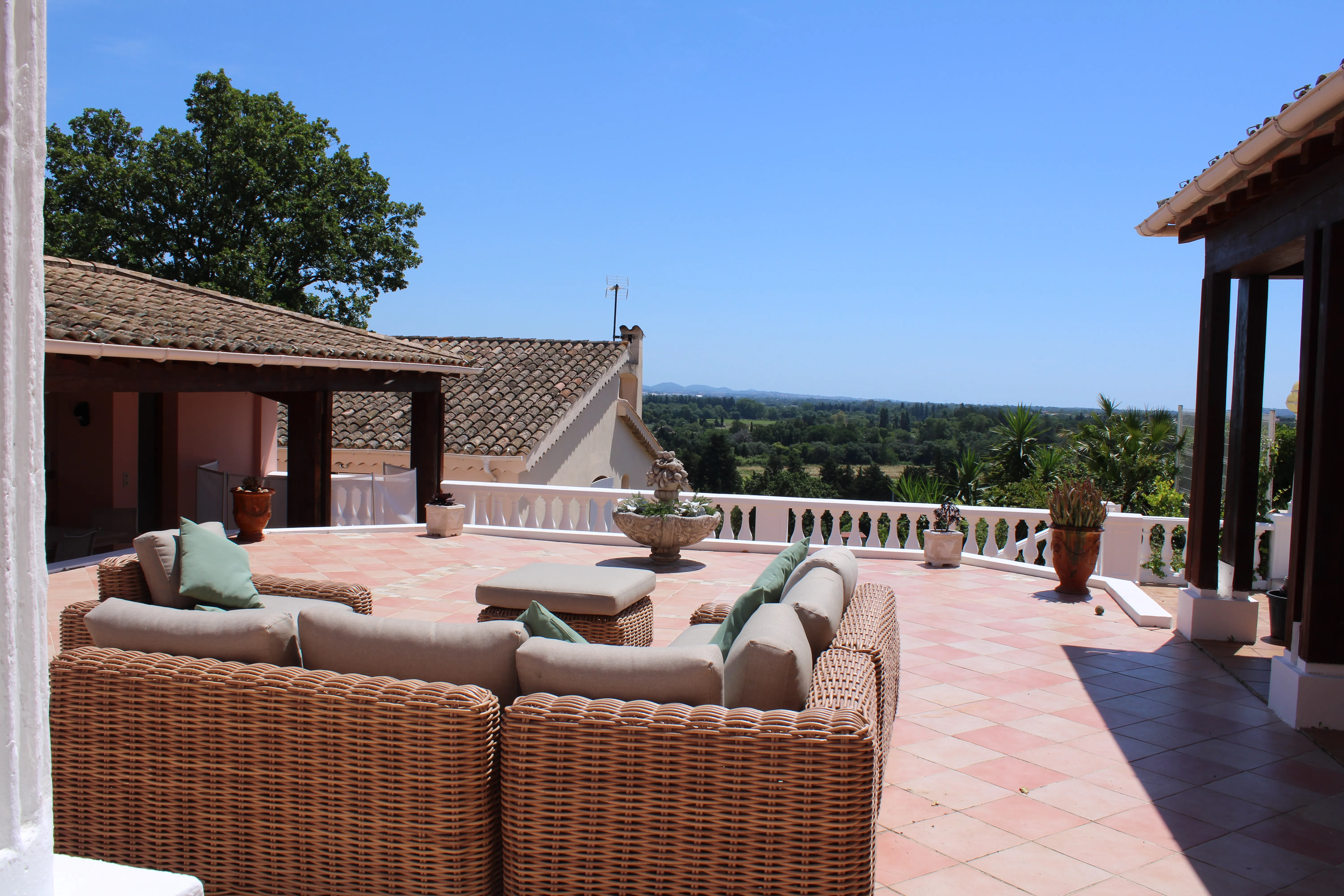 Salon de jardin avec vue sur plaine