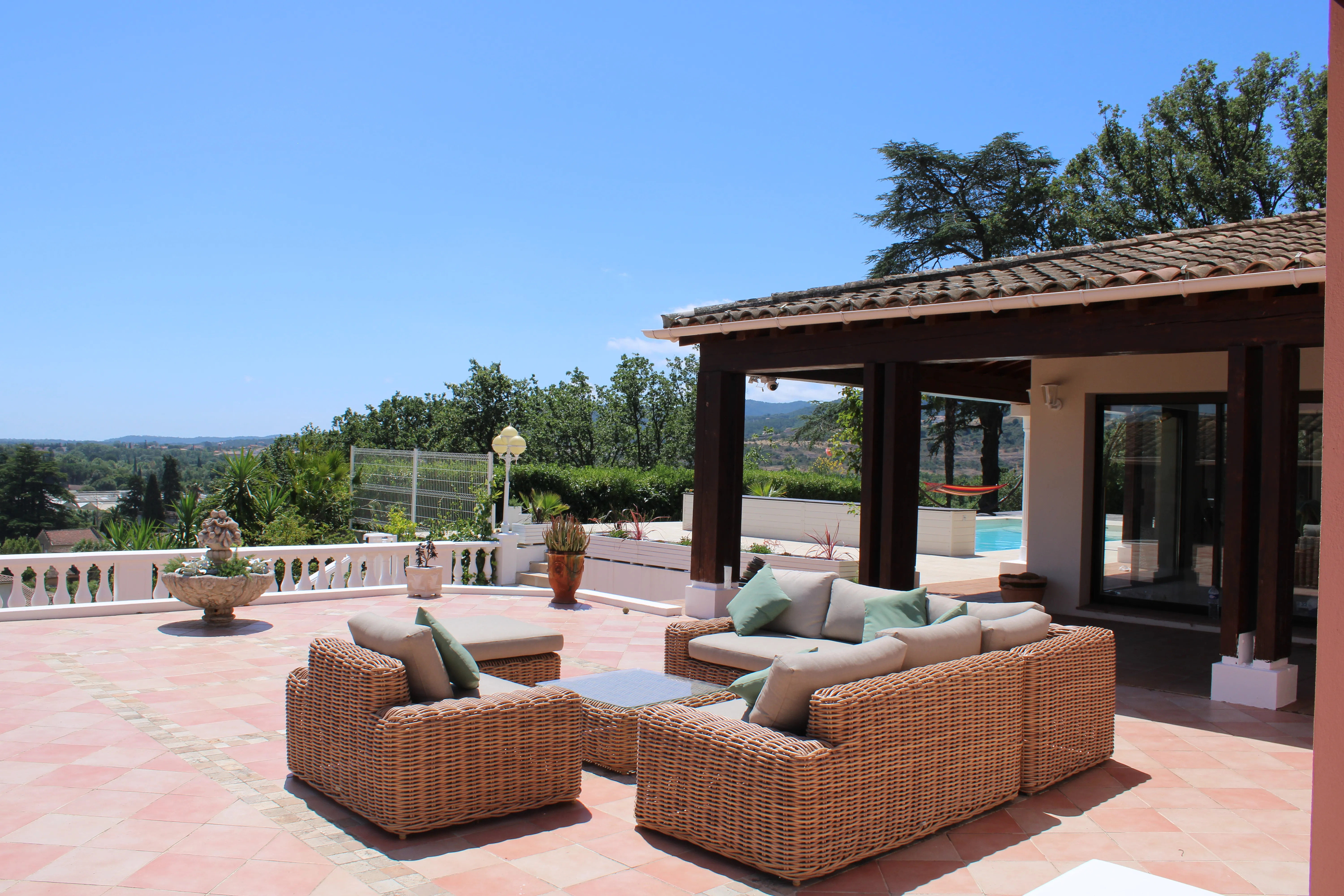 Salon de jardin avec vue sur plaine