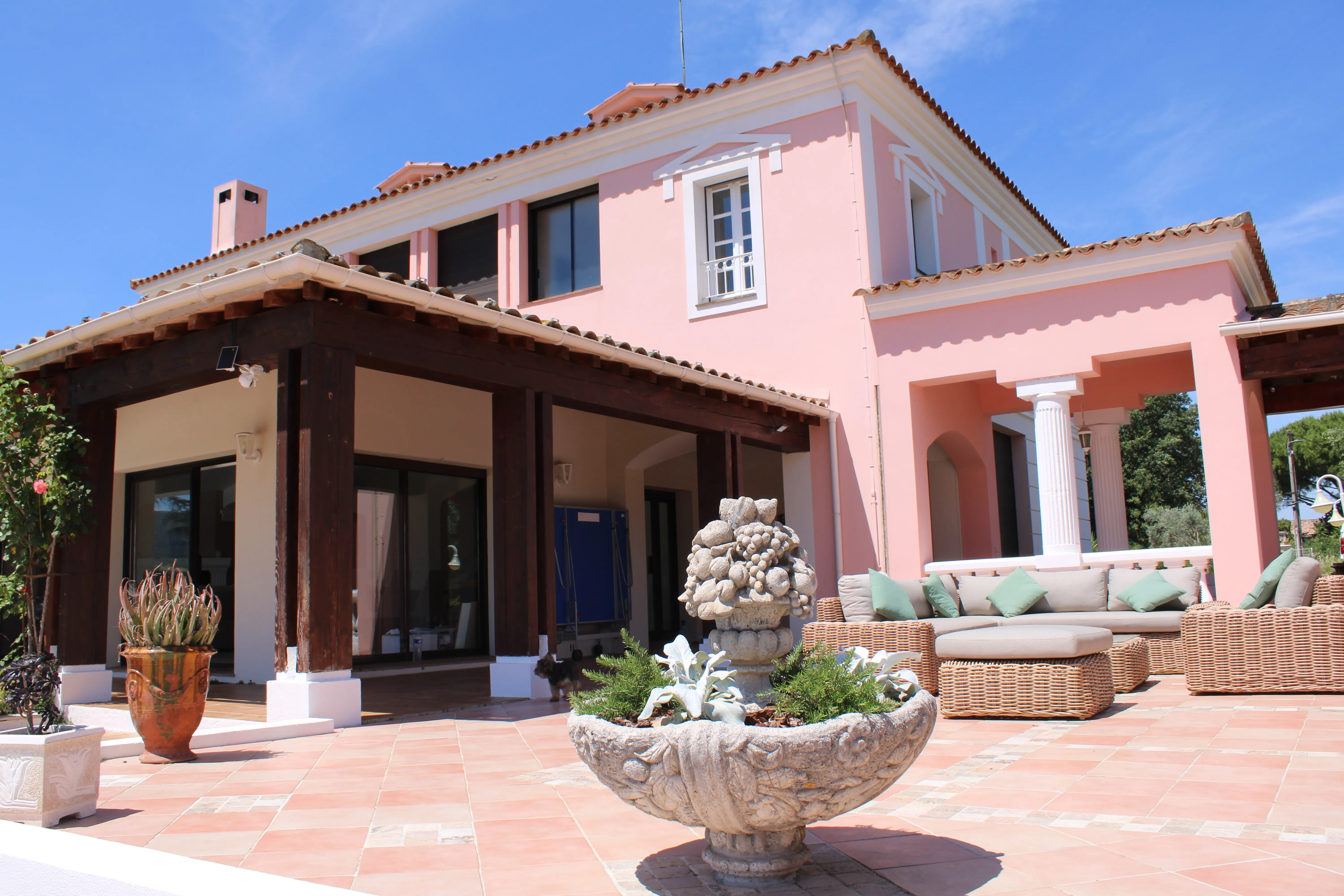 Salon de jardin avec vue sur plaine